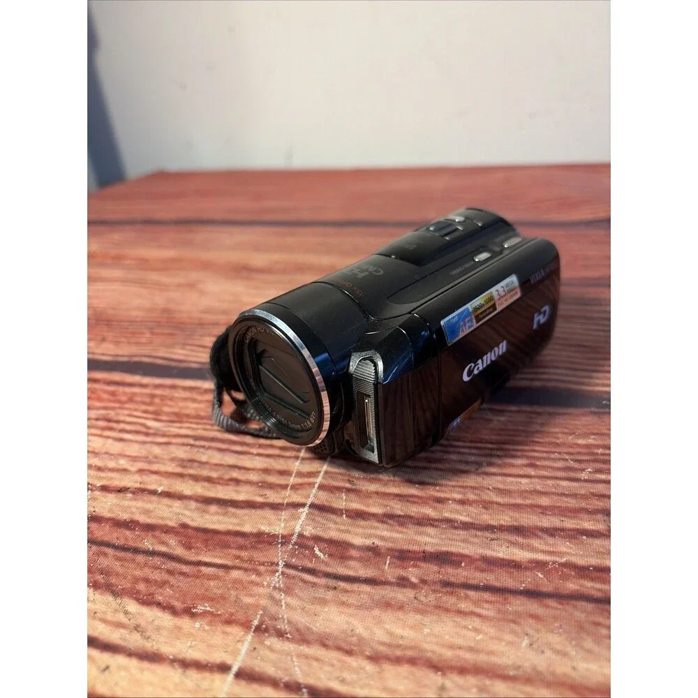 CANON Vixia HF M31 Full HD 15X Optical Zoom W/ 2 Batteries + Charger - Tested